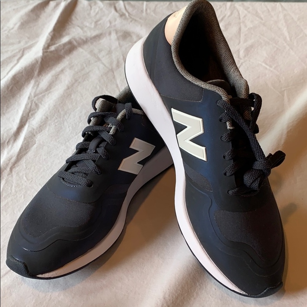 New Balance 420 athletic shoes. Size 9 US